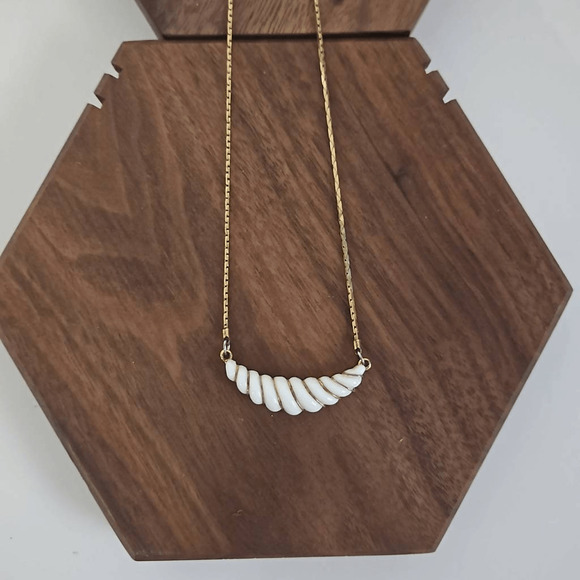 Avon Gatsby Collection Necklace Wired Crescent Shaped Lucite Shrimp-Like Pendant - Picture 2 of 6